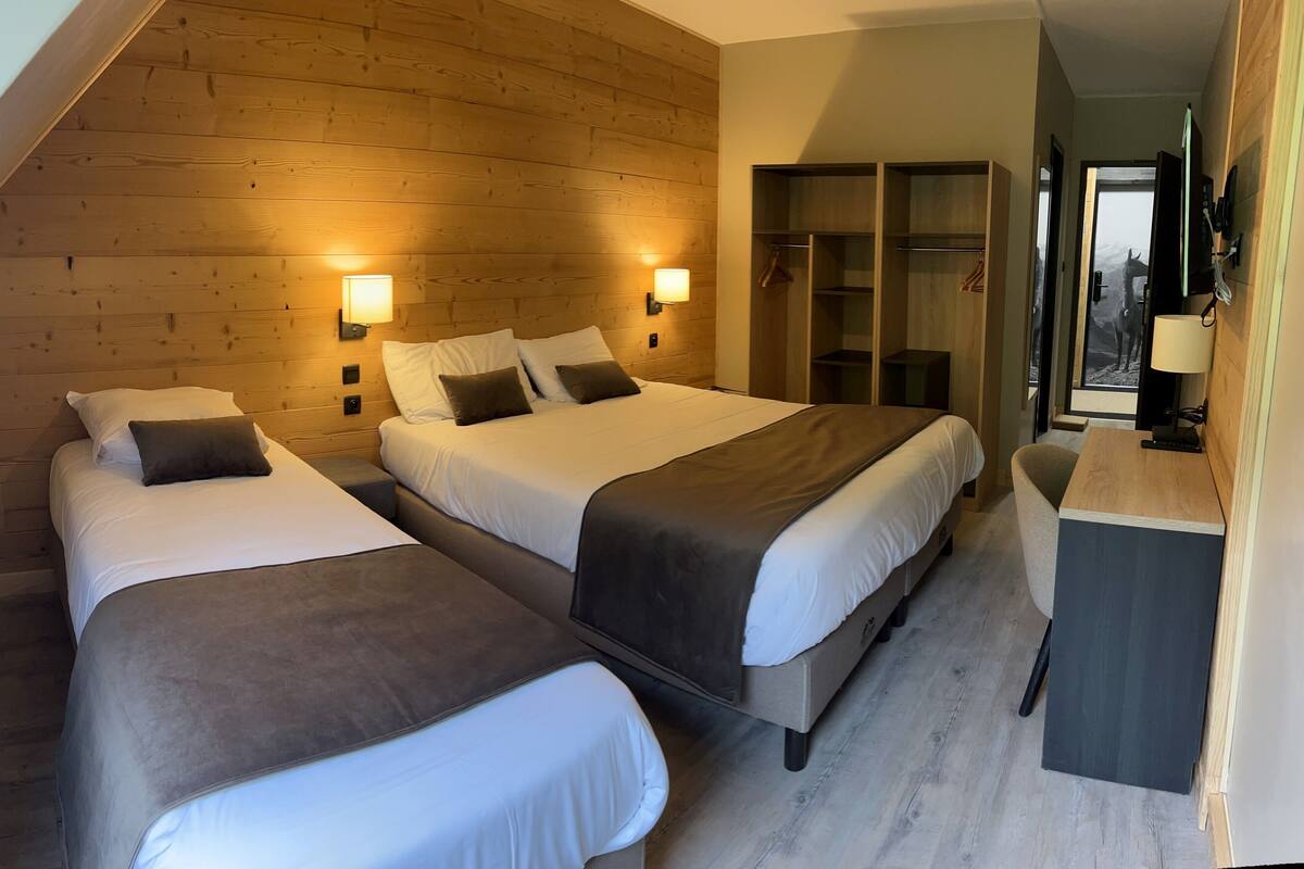 Triple Room | Desk, iron/ironing board (on request), cribs (surcharge), WiFi (free)