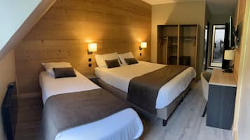 Triple Room | Desk, iron/ironing board, cribs/infant beds, free WiFi