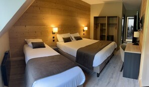 Habitación triple | Escritorio, tabla de planchar con plancha, cunas (de pago) y wifi gratis