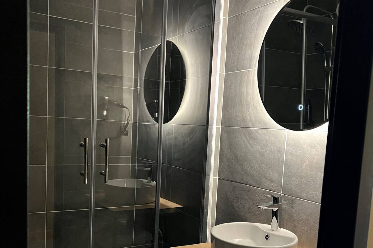 Twin Room | Bathroom | Free toiletries, hair dryer, towels
