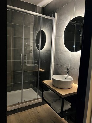 Quarto duplo | Banheiro | Produtos de toalete grátis, secador de cabelo, toalhas de banho 