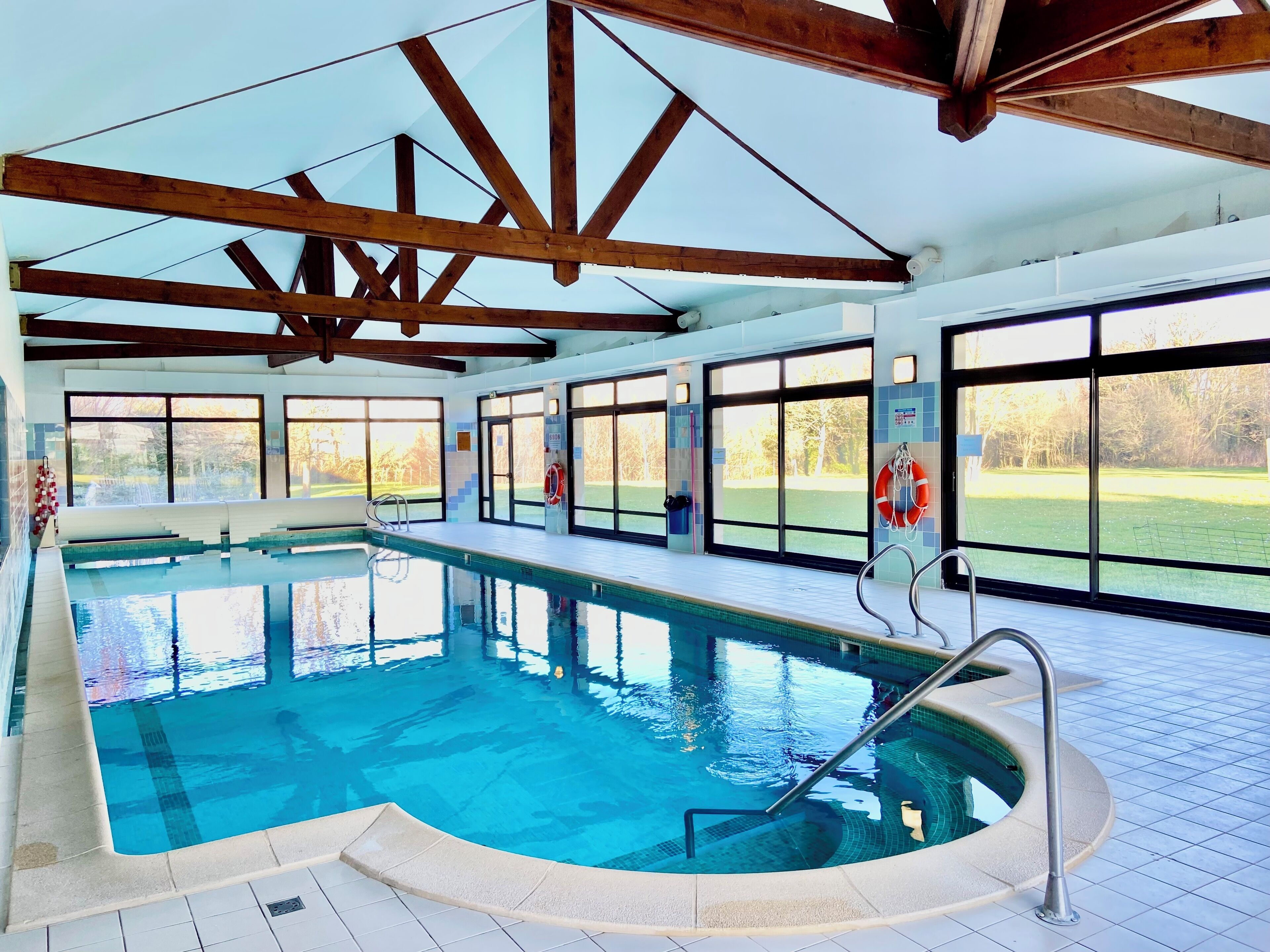 室内游泳池，日光浴躺椅