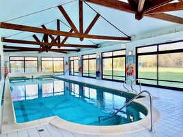 Indoor pool, sun loungers