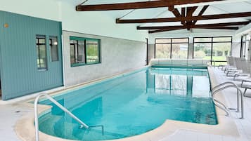 Hồ bơi trong nhà, ghế dài tắm nắng