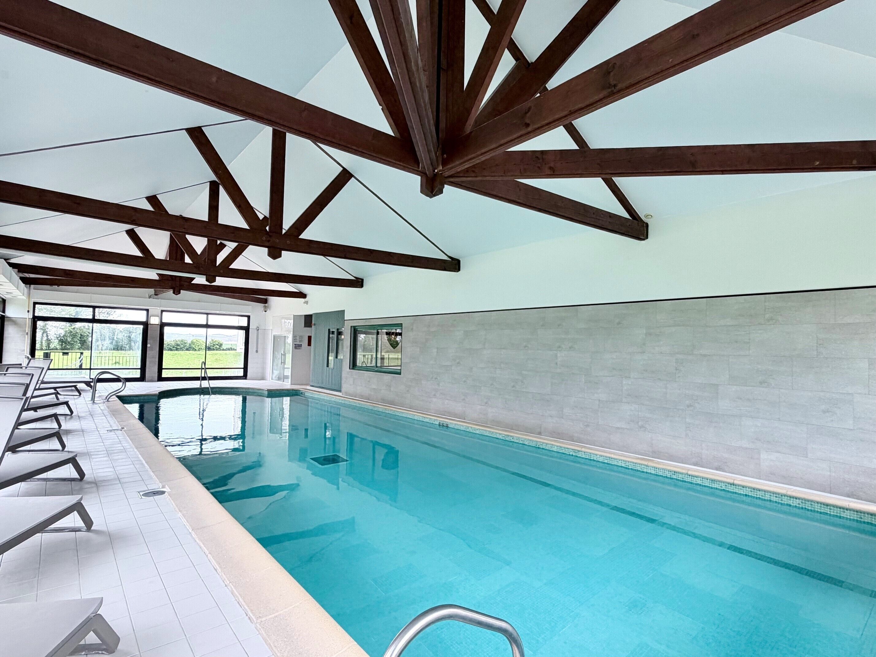 Indoor pool, pool loungers
