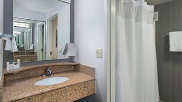Combined shower/bathtub, hair dryer, towels