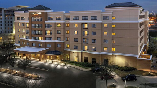 A Courtyard Marriott hotel with a modern design, multiple floors, and a well-lit entrance. - Courtyard by Marriott Newark Elizabeth (Elizabeth)