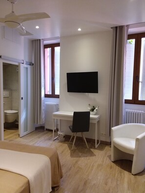 Phòng đôi tiện nghi đơn giản, 1 giường cỡ queen | Giường gấp/giường phụ (phụ phí), truy cập Internet không dây miễn phí