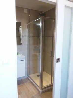 Chambre Confort double, 1 grand lit | Douche de la salle de bain