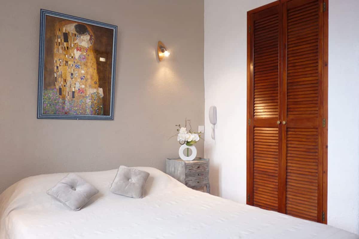 Rollaway beds (surcharge), WiFi (free)