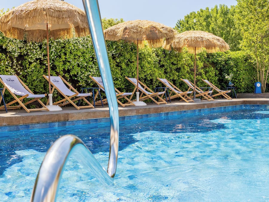 AuĂenpool (je nach Saison geöffnet), Sonnenschirme, LiegestĂŒhle