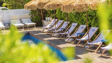 Piscine extérieure (ouverte en saison), parasols de plage