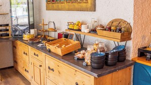 A breakfast buffet with various food items and condiments. - Hôtel Europe (La Grande-Motte)