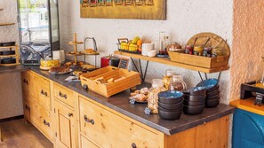 Café da manhã com buffet todos os dias (EUR 14 por pessoa) 