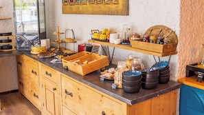 Café da manhã com buffet todos os dias (EUR 14 por pessoa)