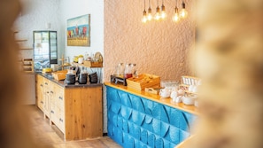 PÀivittÀinen buffetaamiainen (14 EUR per henkilö)