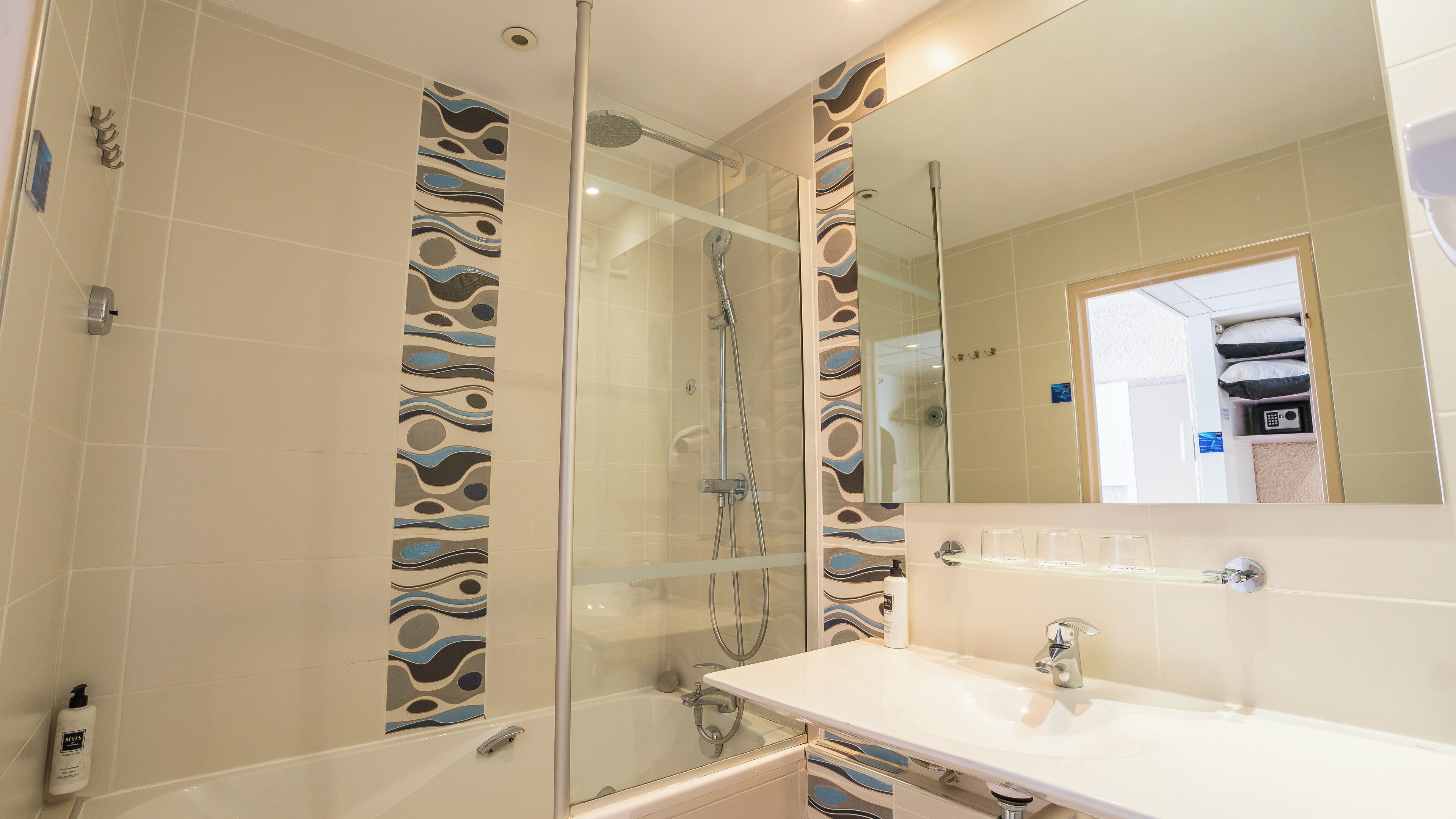 triple room (tribord) | bathroom | free toiletries, hair dryer, towels