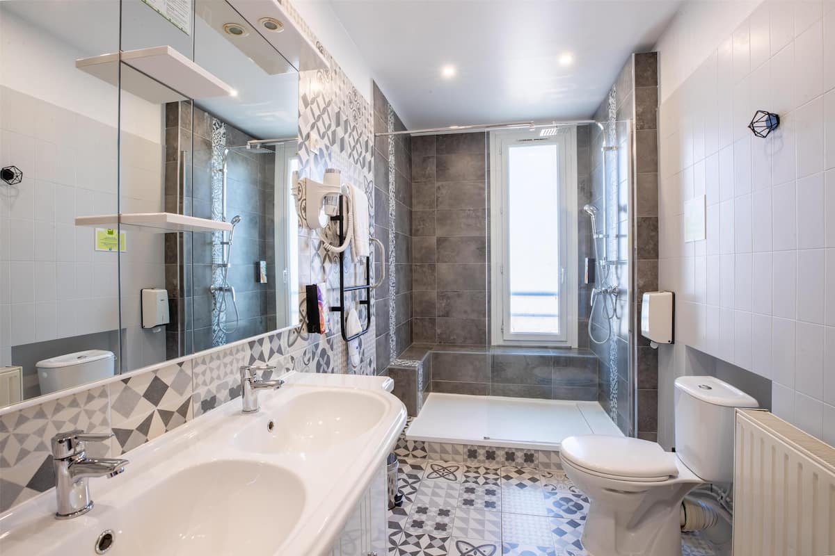 superior room, 1 queen bed, non smoking | bathroom | free toiletries, hair dryer, towels