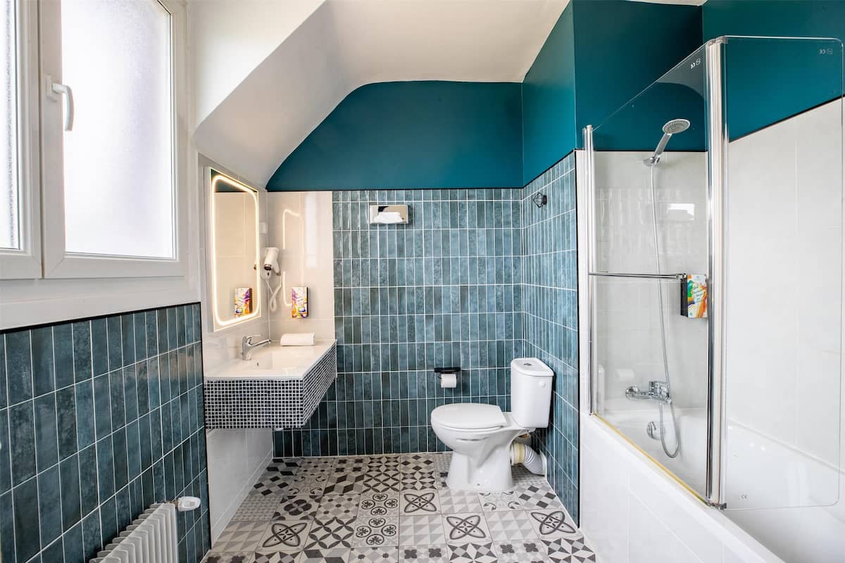 classic room, 1 queen bed, non smoking | bathroom | free toiletries, hair dryer, towels