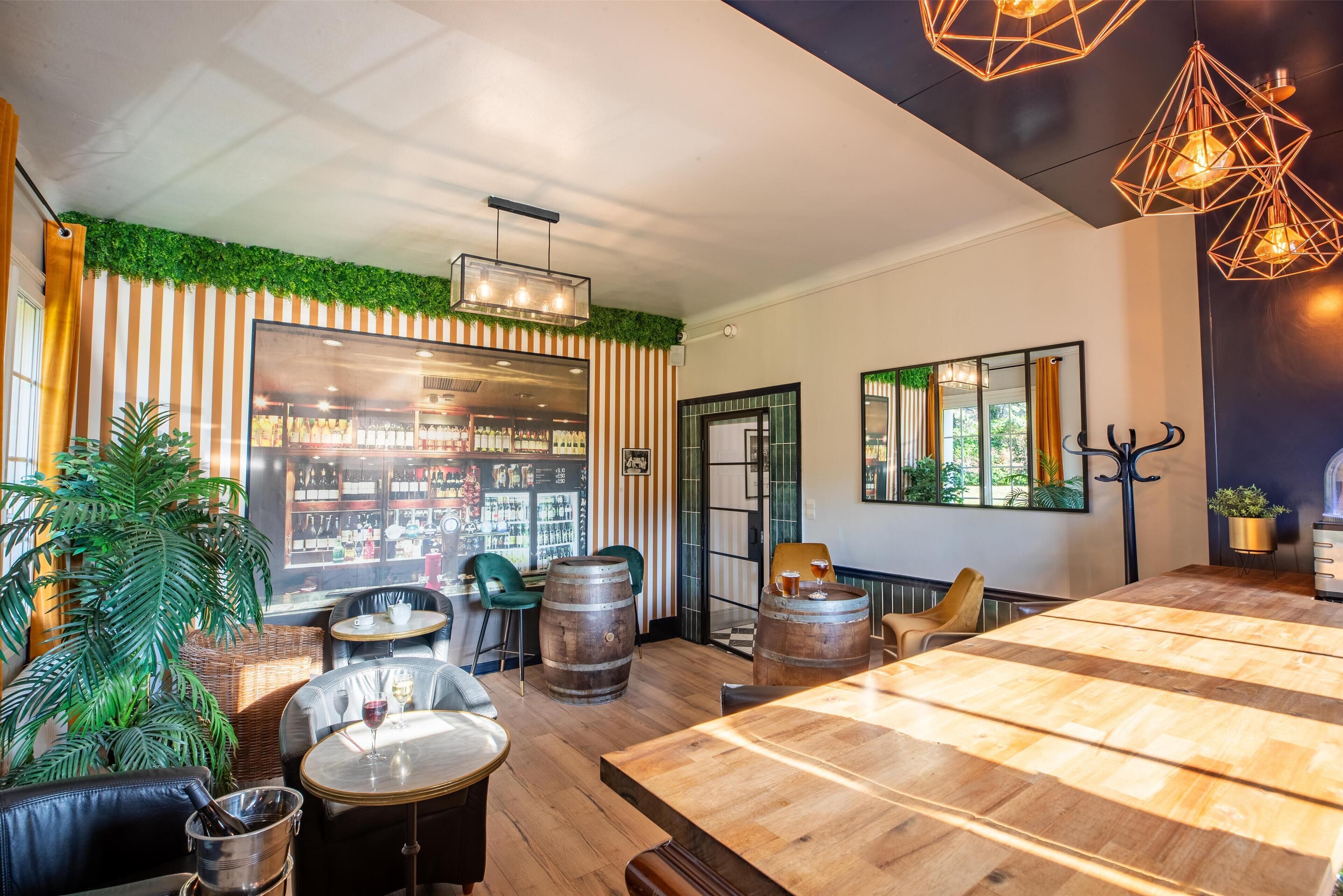 Un espace bar accueillant, avec des tables en bois, des sièges en cuir et une grande fenêtre donnant sur le bar.