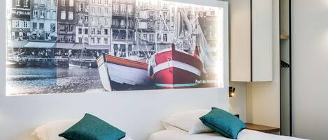 Desk, soundproofing, iron/ironing board, free WiFi