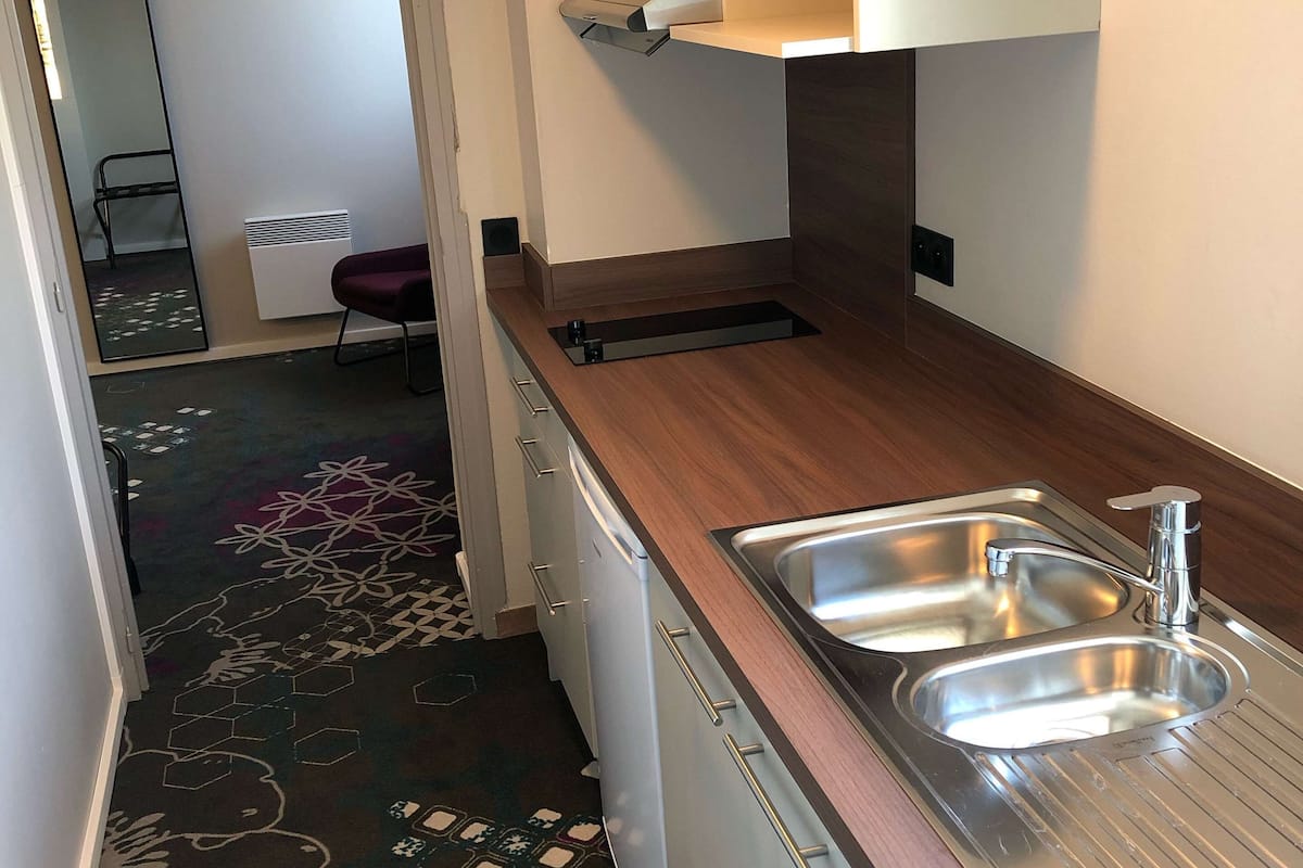 desk, soundproofing, iron/ironing board, free wifi