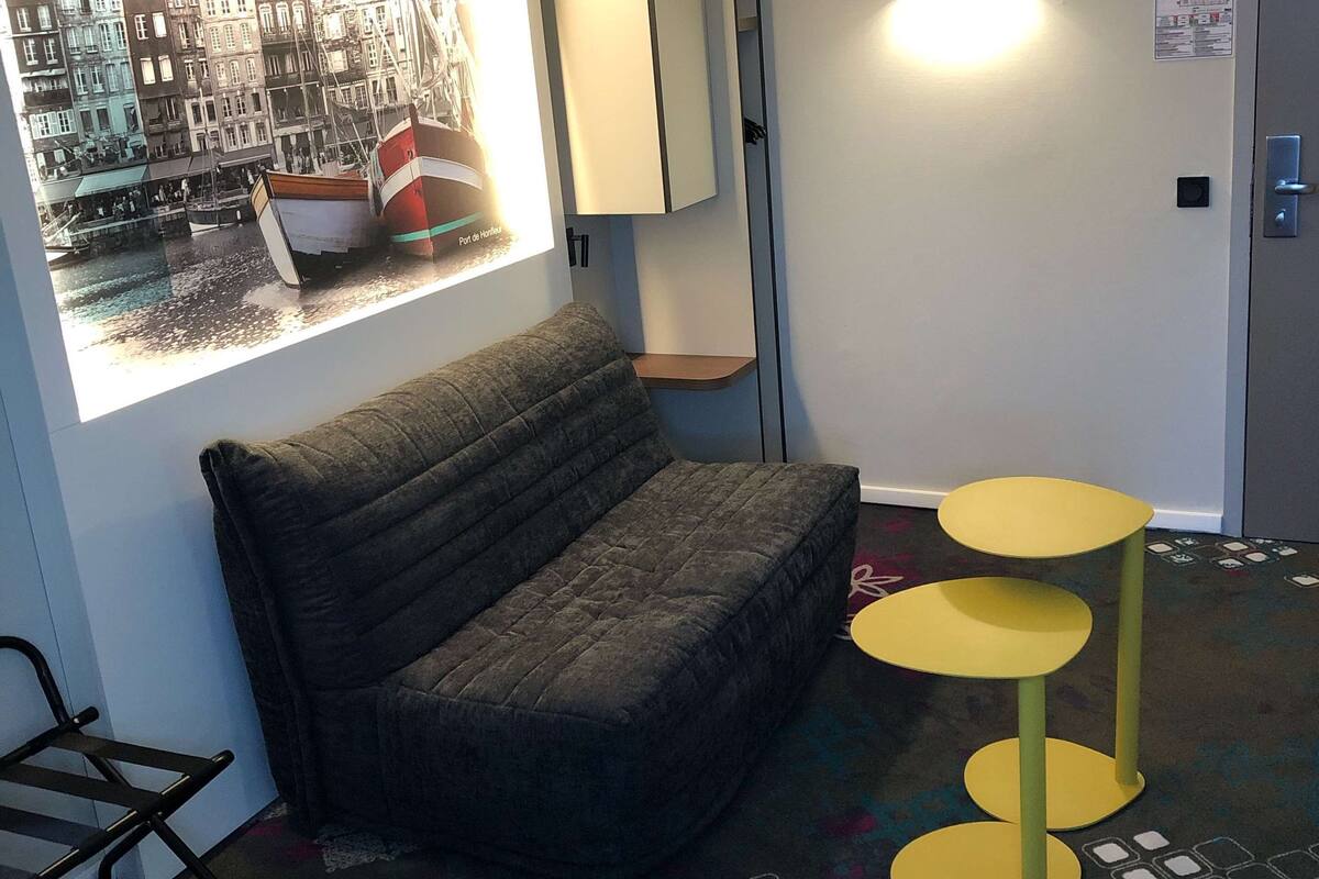 desk, soundproofing, iron/ironing board, free wifi