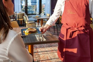 Déjeuner et dîner servis sur place, spécialités Cuisine française