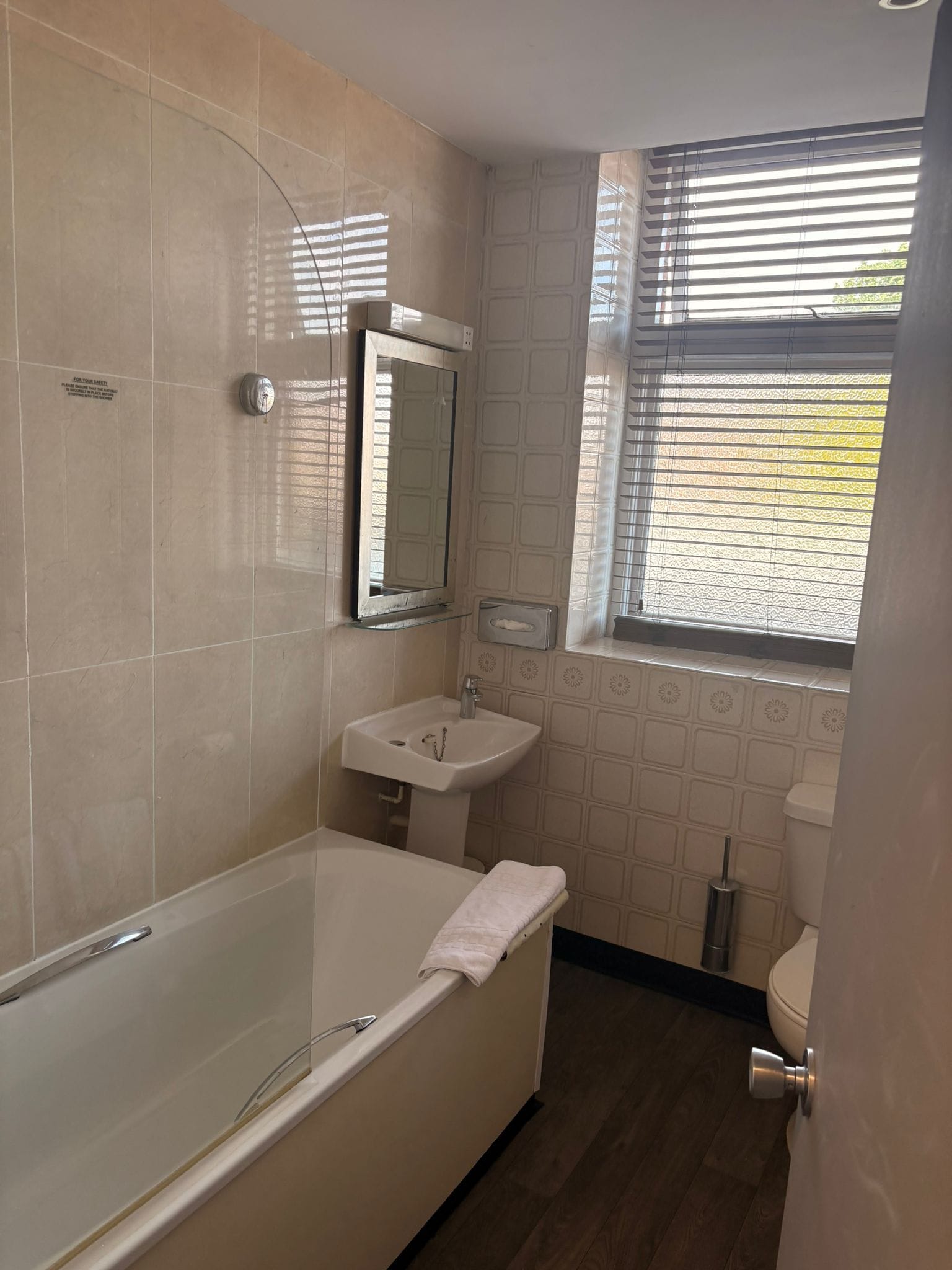 Een badkamer met een bad, wastafel en toilet.