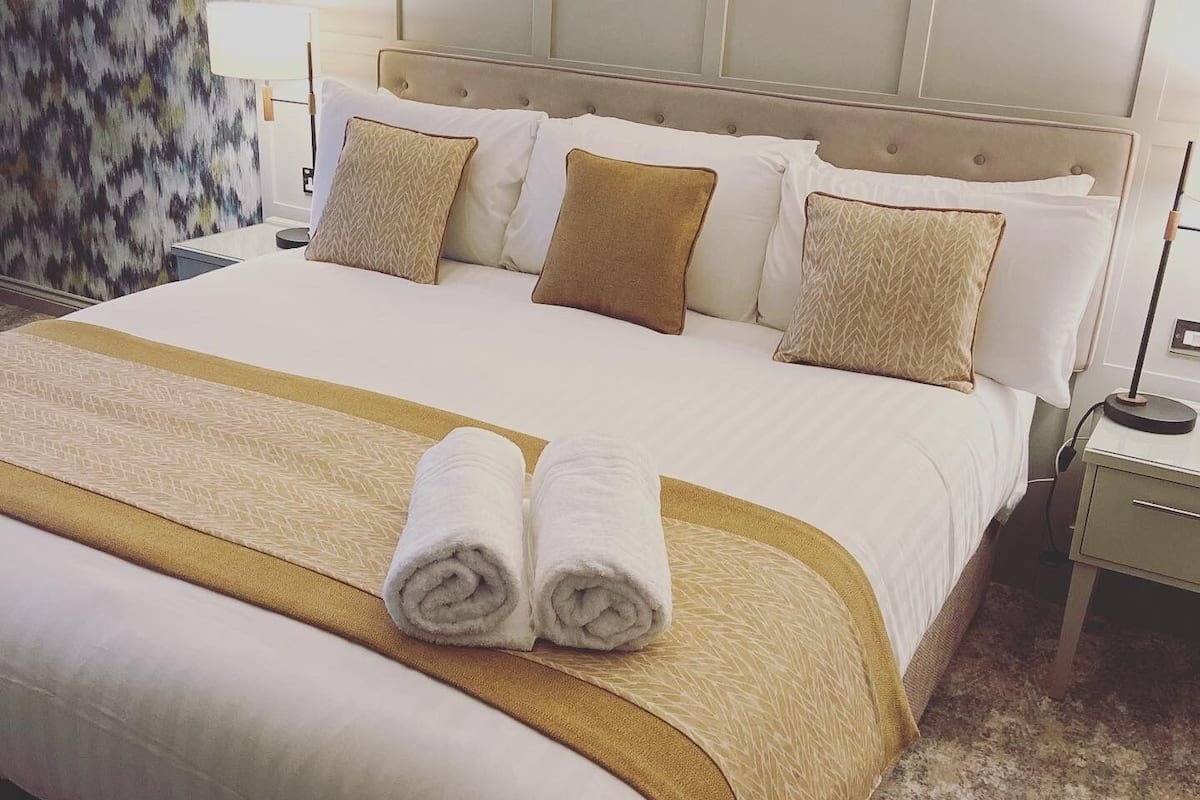 club king room | in-room safe, desk, iron/ironing board, free wifi