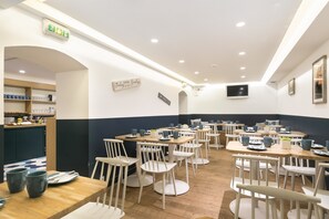 Daily buffet breakfast for a fee - Hôtel Magenta 38 by Happyculture (Paris)
