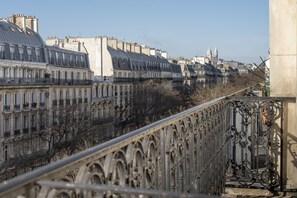 City view from property - Hôtel Magenta 38 by Happyculture (Paris)