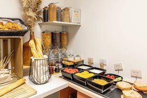 Free daily buffet breakfast  - ibis Styles Paris Eiffel Cambronne (Paris)