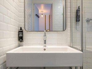 Premium bedding, pillow-top beds, blackout curtains, soundproofing - ibis Styles Paris Eiffel Cambronne (Paris)