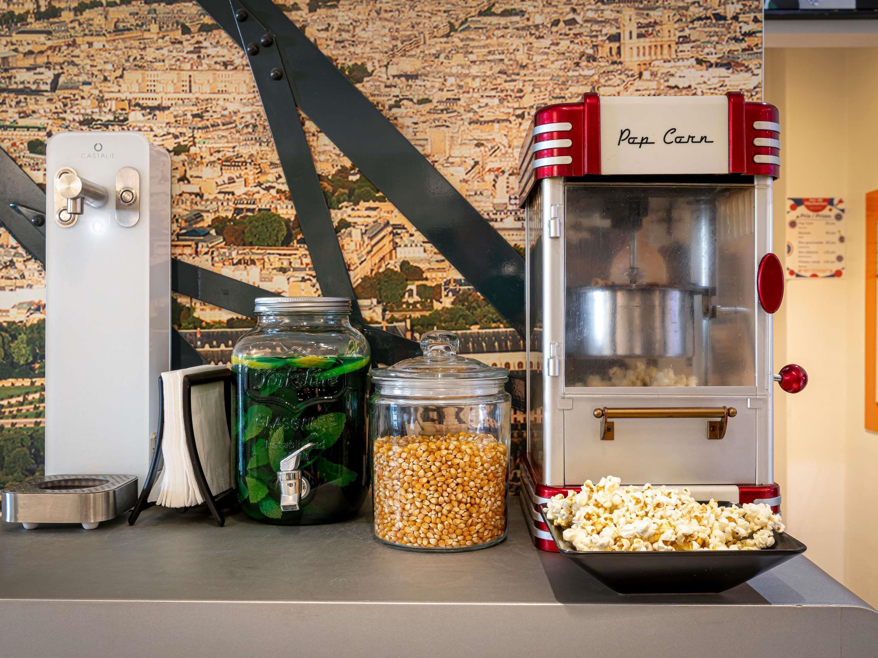 Een popcornmachine, een waterdispenser en twee glazen potten met muntblaadjes.