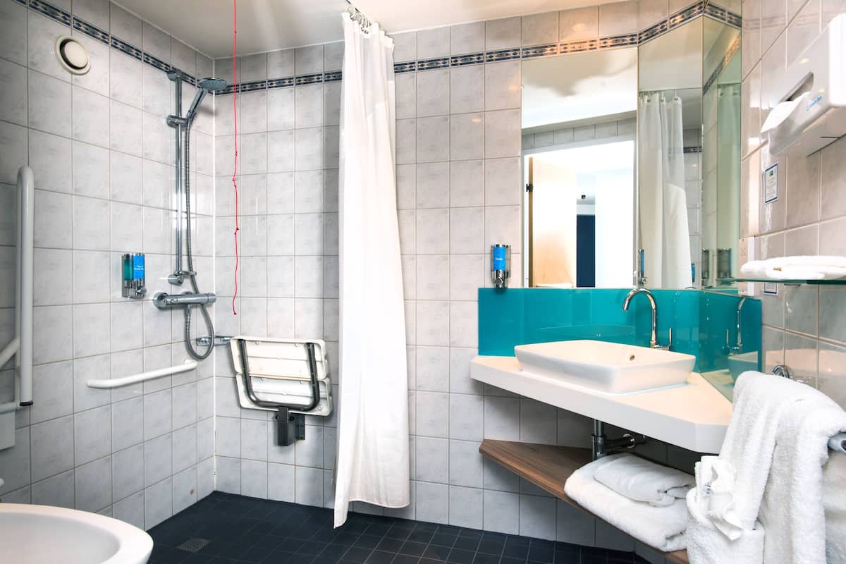 Regadera, amenidades de baño gratuitas, secadora de cabello, toallas