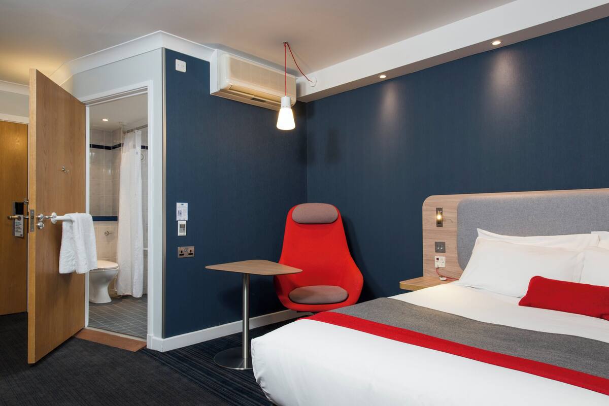 Standard Room, 1 Katil Kelamin (Double), Accessible (with Free Hot Breakfast) | Meja, ruang kerja komputer riba, langsir/tirai gelap terus 