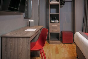 Escritorio y espacio para trabajar con laptop 