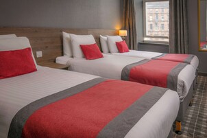 Schreibtisch, laptopgeeigneter Arbeitsplatz, schallisolierte Zimmer