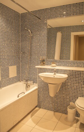 Appartement, 1 chambre | Salle de bain | Douche, articles de toilette gratuits, sèche-cheveux