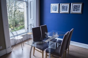 Apartment, 1 Bedroom | In-room dining