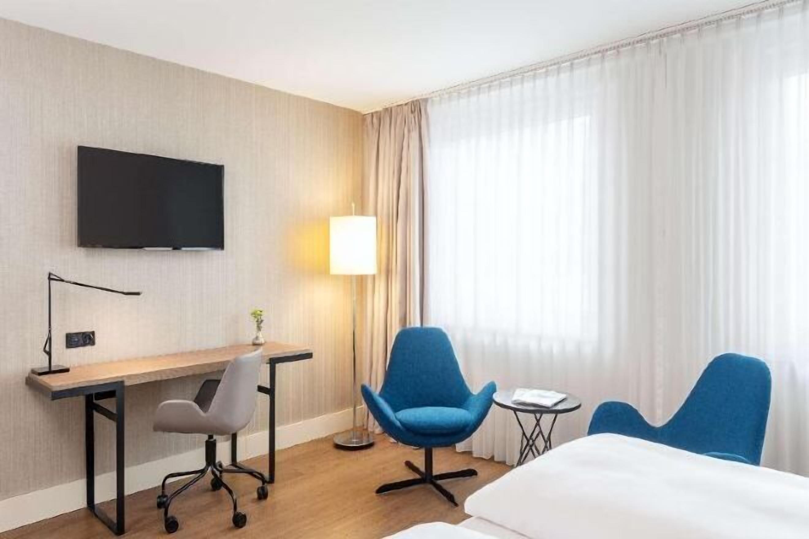 أغطية فراش متميزة وأسرّة بطبقة علوية مريحة وميني بار وخزنة داخل الغرفة