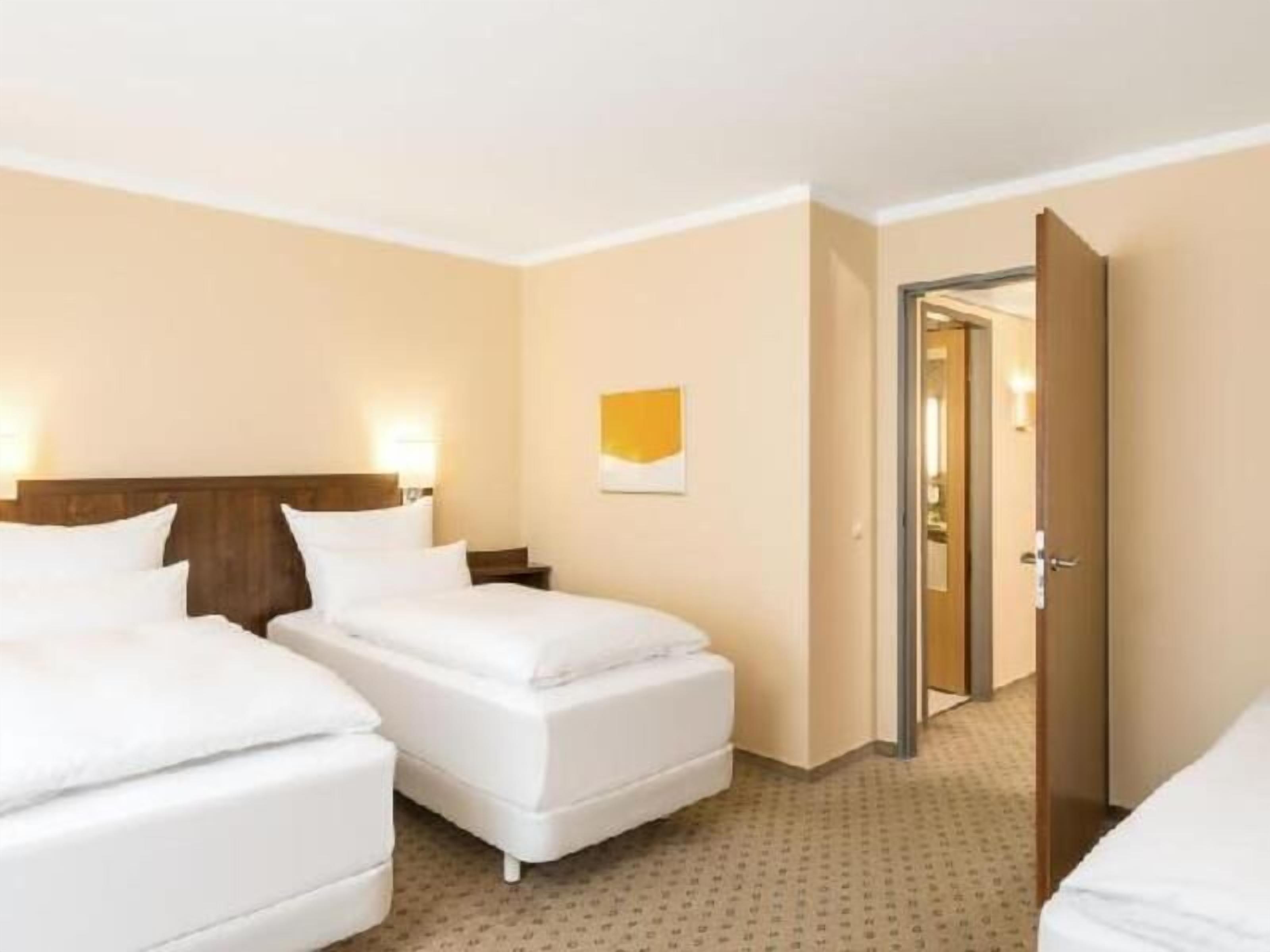 أغطية فراش متميزة وأسرّة بطبقة علوية مريحة وميني بار وخزنة داخل الغرفة