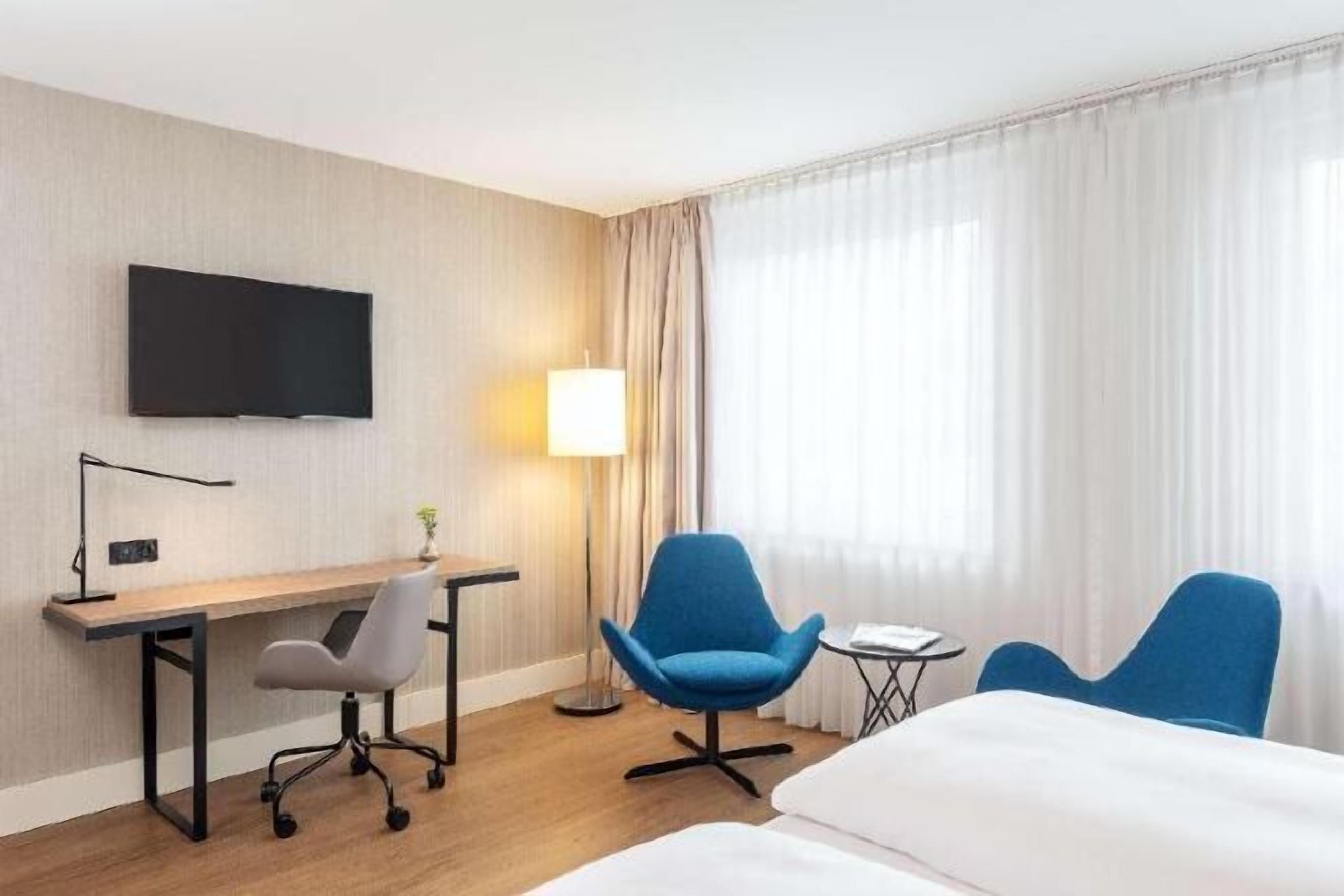 أغطية فراش متميزة وأسرّة بطبقة علوية مريحة وميني بار وخزنة داخل الغرفة