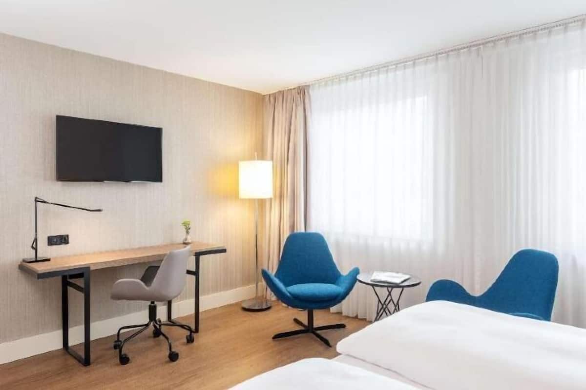 أغطية فراش متميزة وأسرّة بطبقة علوية مريحة وميني بار وخزنة داخل الغرفة