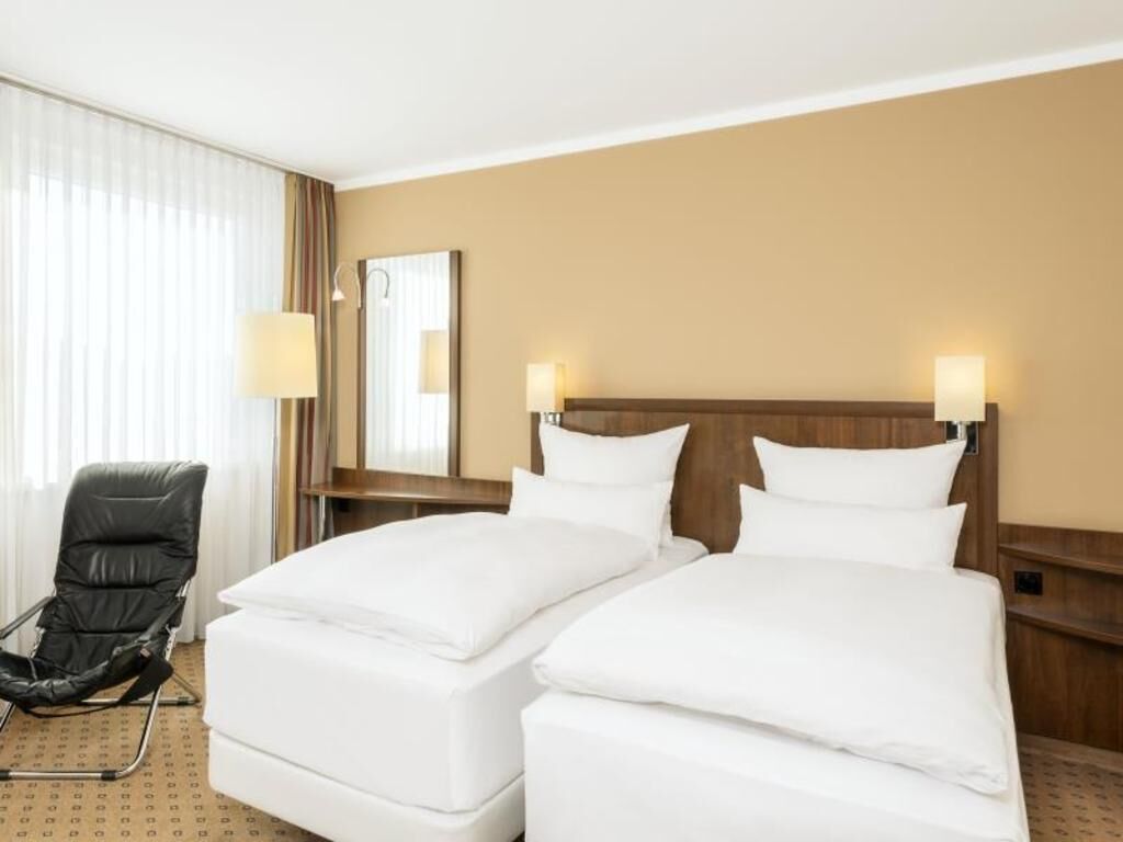 أغطية فراش متميزة وأسرّة بطبقة علوية مريحة وميني بار وخزنة داخل الغرفة