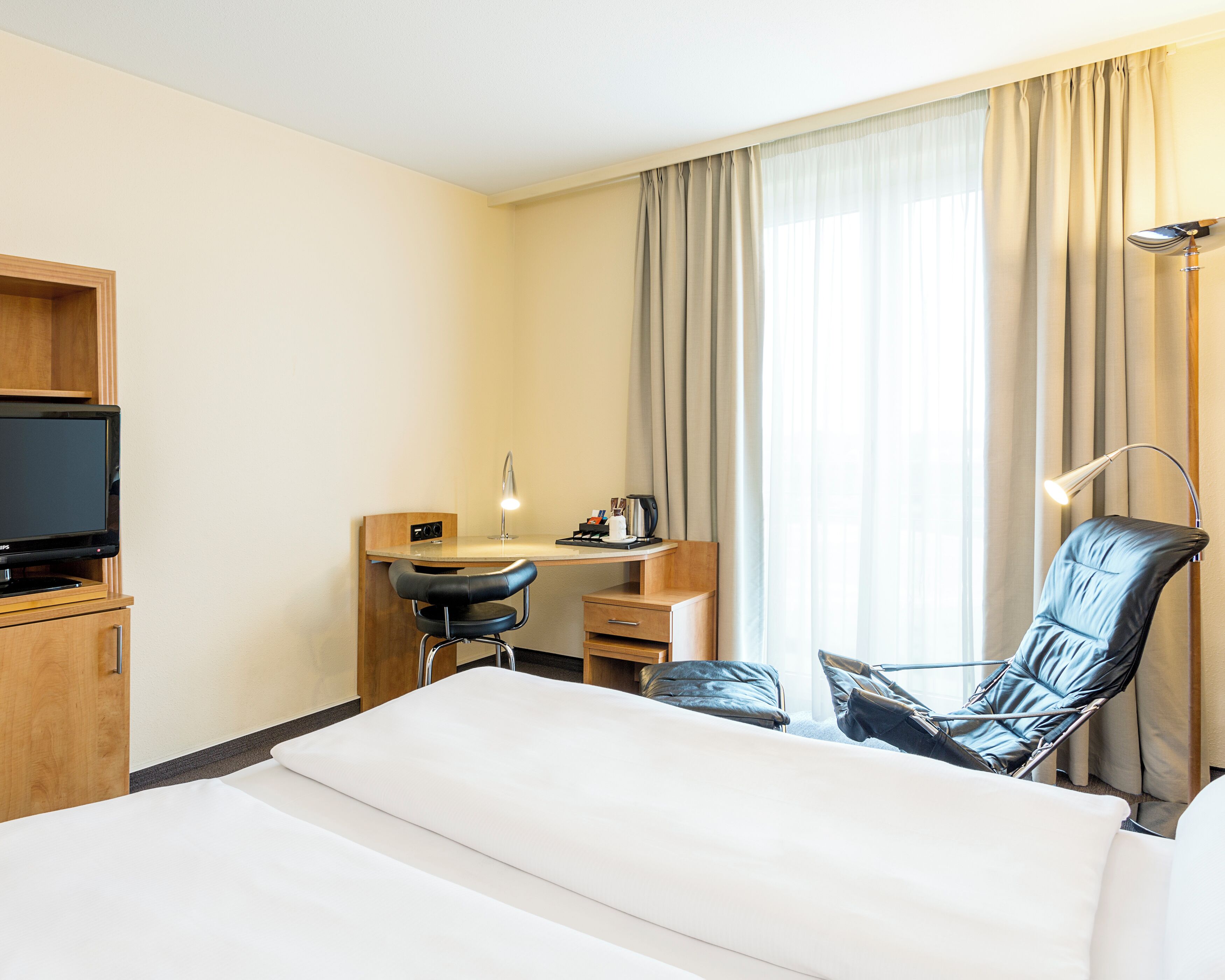 Hypo-allergenic bedding, minibar, in-room safe, desk
