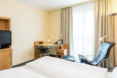 Hypo-allergenic bedding, minibar, in-room safe, desk