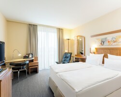 Allergikerbettwaren, Minibar, Zimmersafe, Schreibtisch