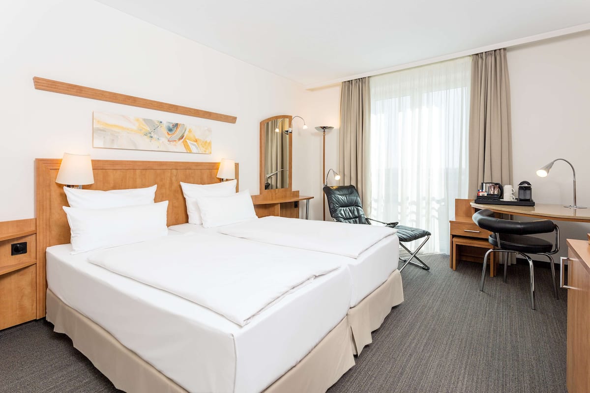 Hypo-allergenic bedding, minibar, in-room safe, desk